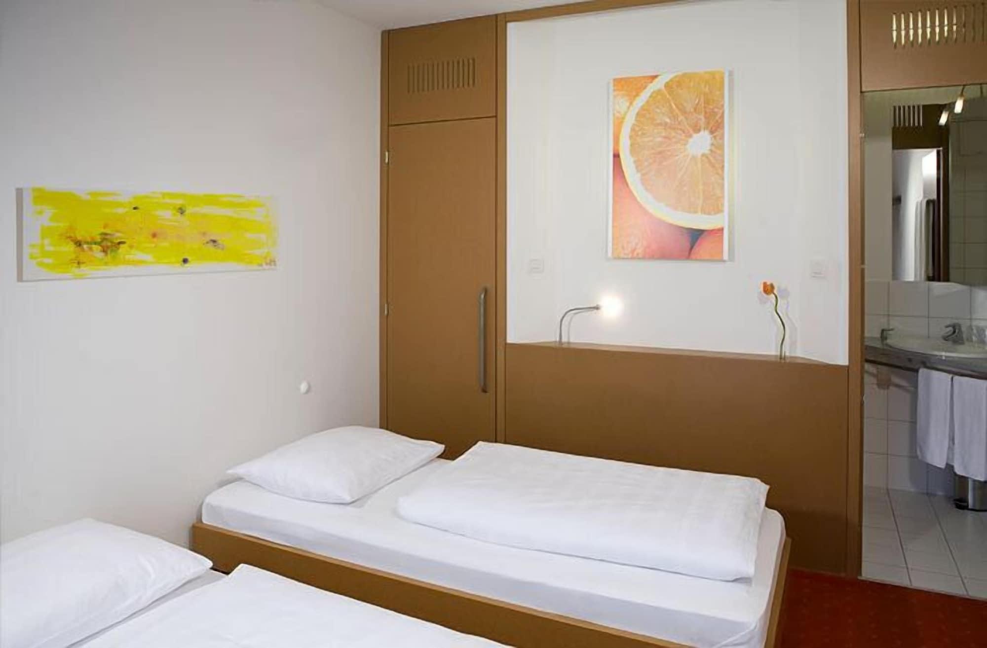 Motel Orange Wings
